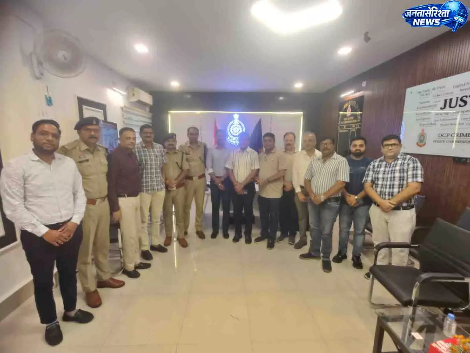 रायपुर में अवैध दवा बिक्री पर पुलिस सख्त, दवा संघ के साथ बैठक में दिए निर्देश रायपुर में अवैध दवा बिक्री पर पुलिस सख्त, दवा संघ के साथ बैठक में दिए निर्देश