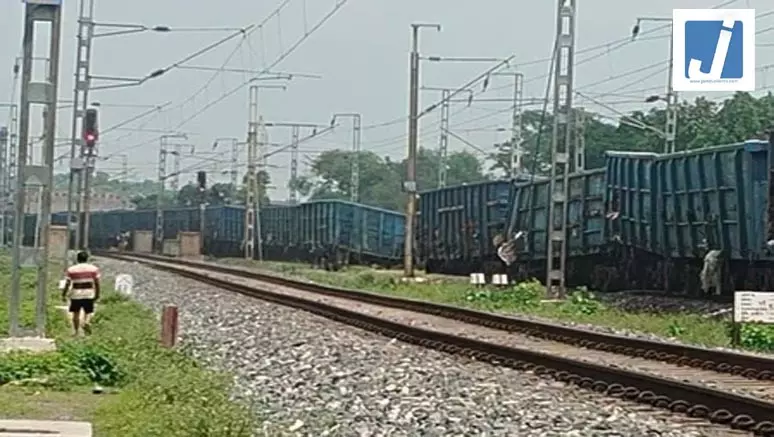 कोयला लदी मालगाड़ी के 12 डिब्बे पटरी से उतरे, मचा हड़कंप कोयला लदी मालगाड़ी के 12 डिब्बे पटरी से उतरे, मचा हड़कंप