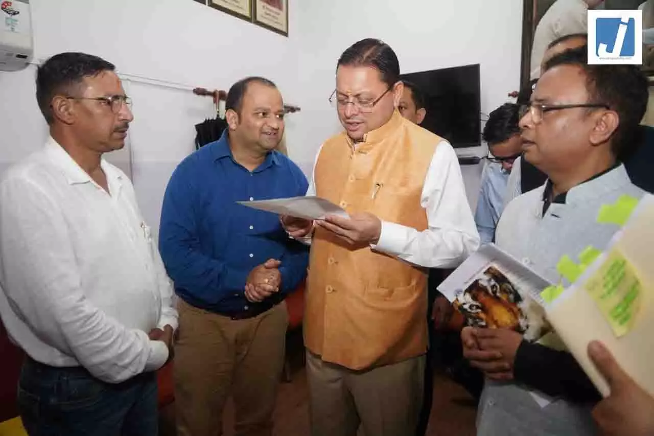 मुख्यमंत्री धामी से विभिन्न कर्मचारी संगठनों के प्रतिनिधिमंडलों ने की भेंट मुख्यमंत्री धामी से विभिन्न कर्मचारी संगठनों के प्रतिनिधिमंडलों ने की भेंट