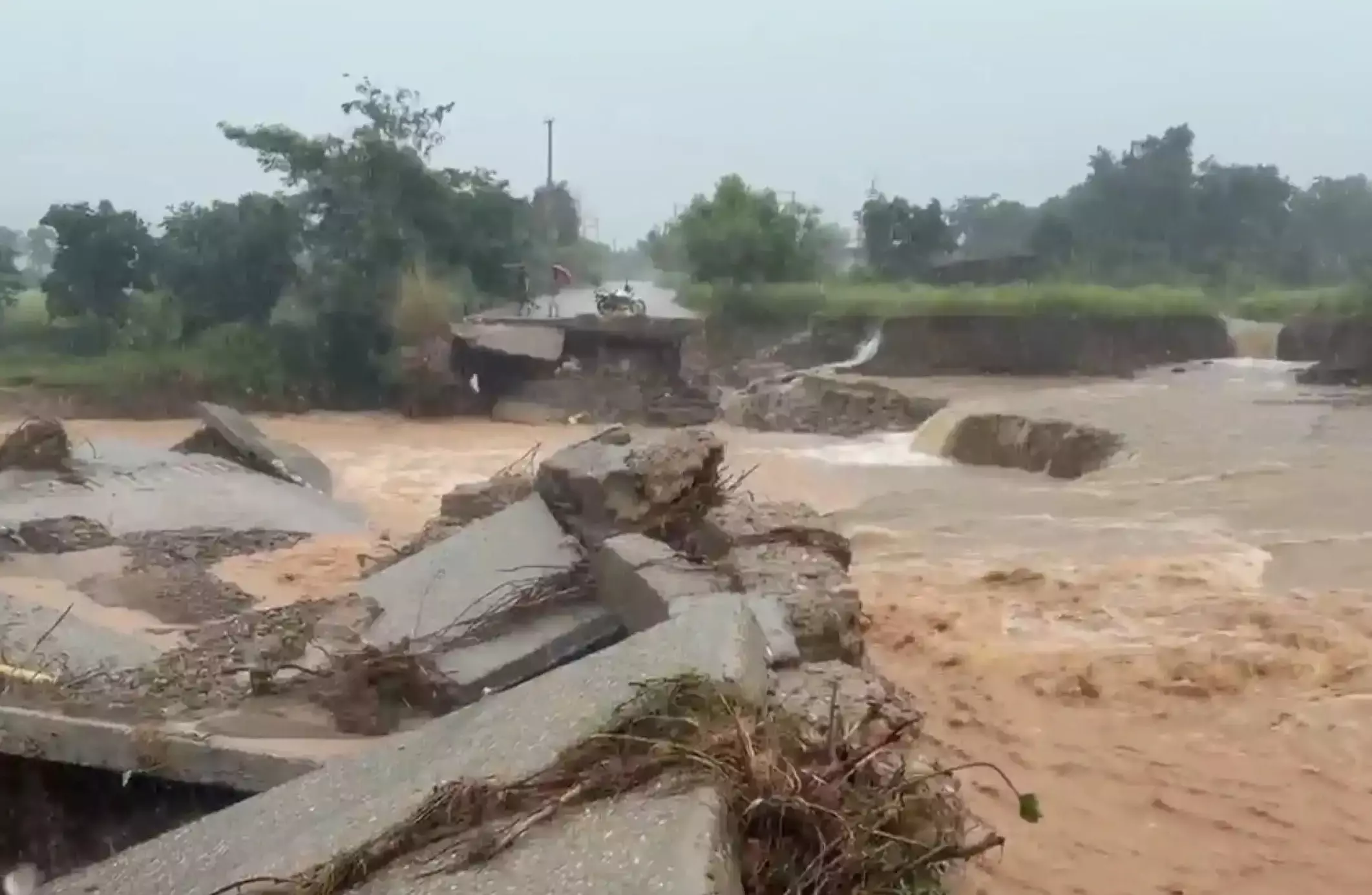 Kathua: मूसलाधार बारिश से कठुआ बेहाल, नदियों का जलस्तर बढ़ा