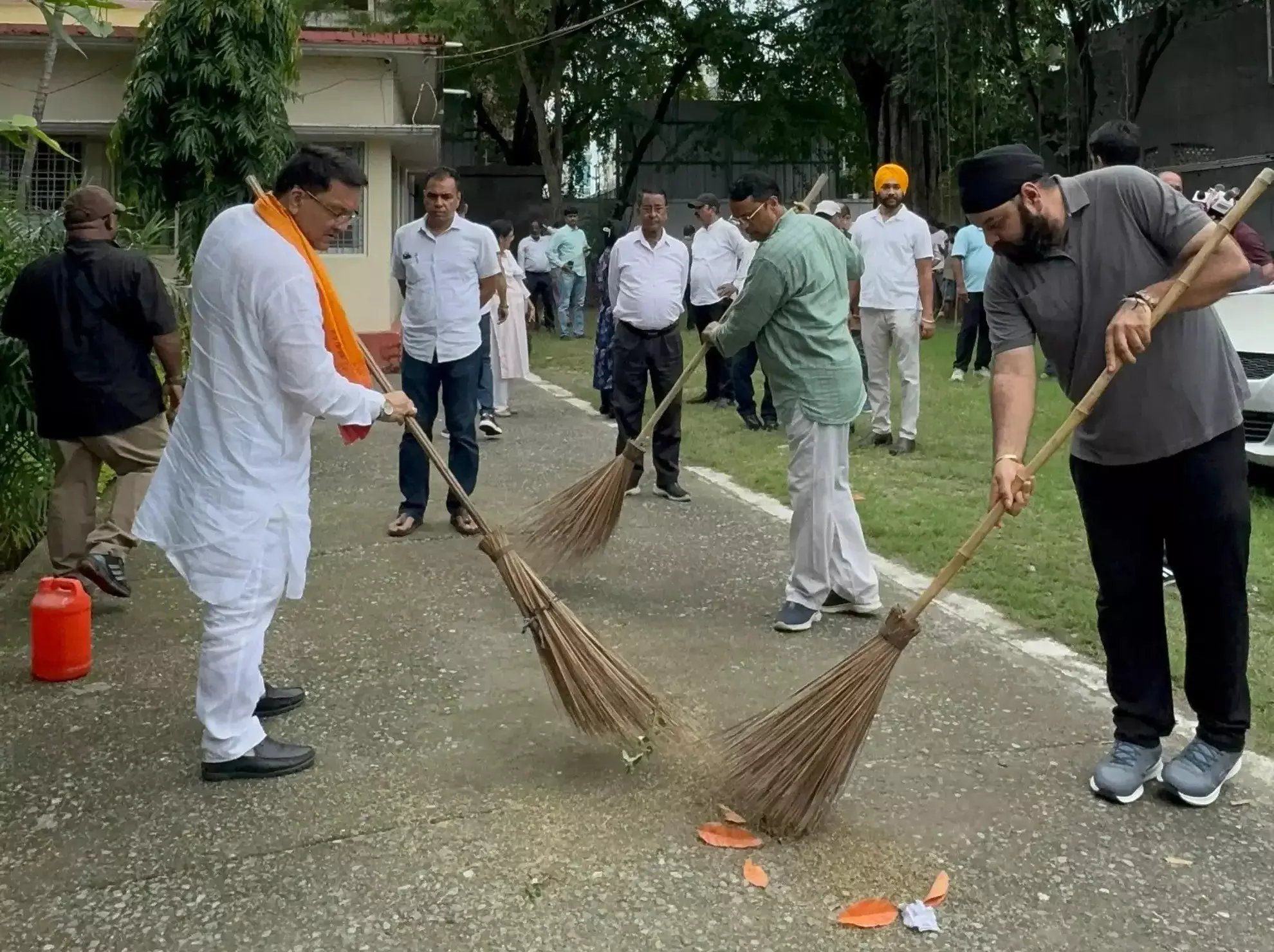 Haldwani: महापौर ने सफाई अभियान का लिया जिम्मा, कर्मचारियों को दिए निर्देश Haldwani: महापौर ने सफाई अभियान का लिया जिम्मा, कर्मचारियों को दिए निर्देश