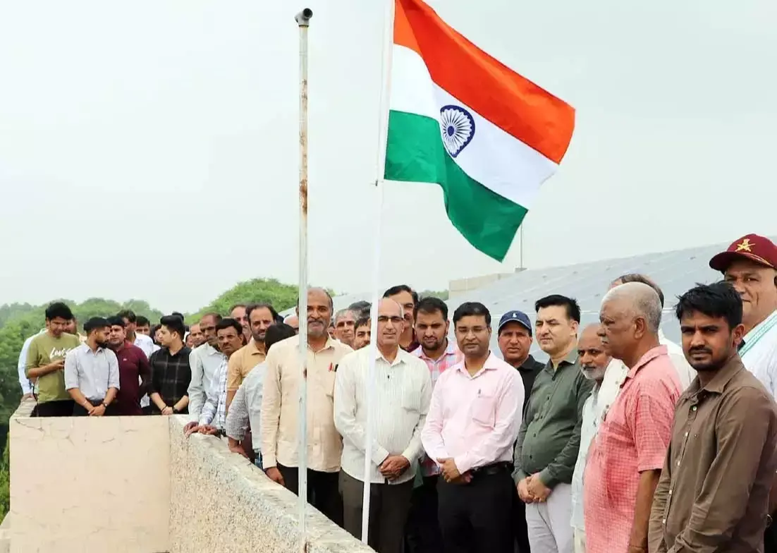 Hisar: जीजेयू परिसर में गूंजा देशभक्ति का जज्बा, 42 भवनों पर लहराया तिरंगा Hisar: जीजेयू परिसर में गूंजा देशभक्ति का जज्बा, 42 भवनों पर लहराया तिरंगा