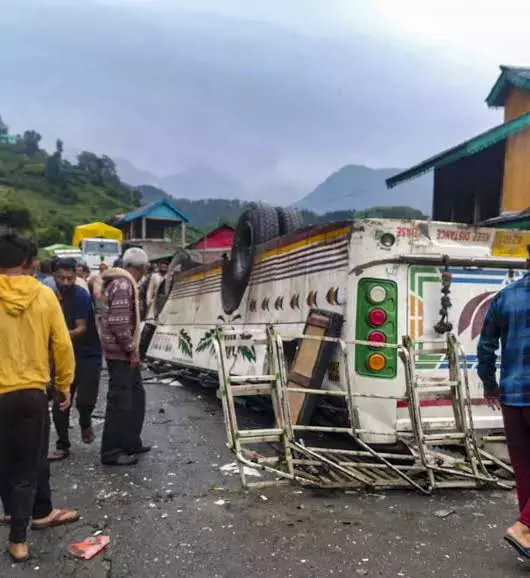 Karnataka: हावेरी में स्लीपर बस पलटने से एक की मौत, कई घायल Karnataka: हावेरी में स्लीपर बस पलटने से एक की मौत, कई घायल