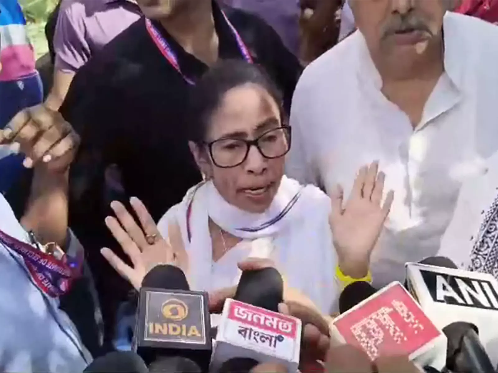 ‘बड़ी ईंट लगने से सीने में दर्द हुआ’, काफिले पर हमले को लेकर ममता बनर्जी का बड़ा आरोप ‘बड़ी ईंट लगने से सीने में दर्द हुआ’, काफिले पर हमले को लेकर ममता बनर्जी का बड़ा आरोप