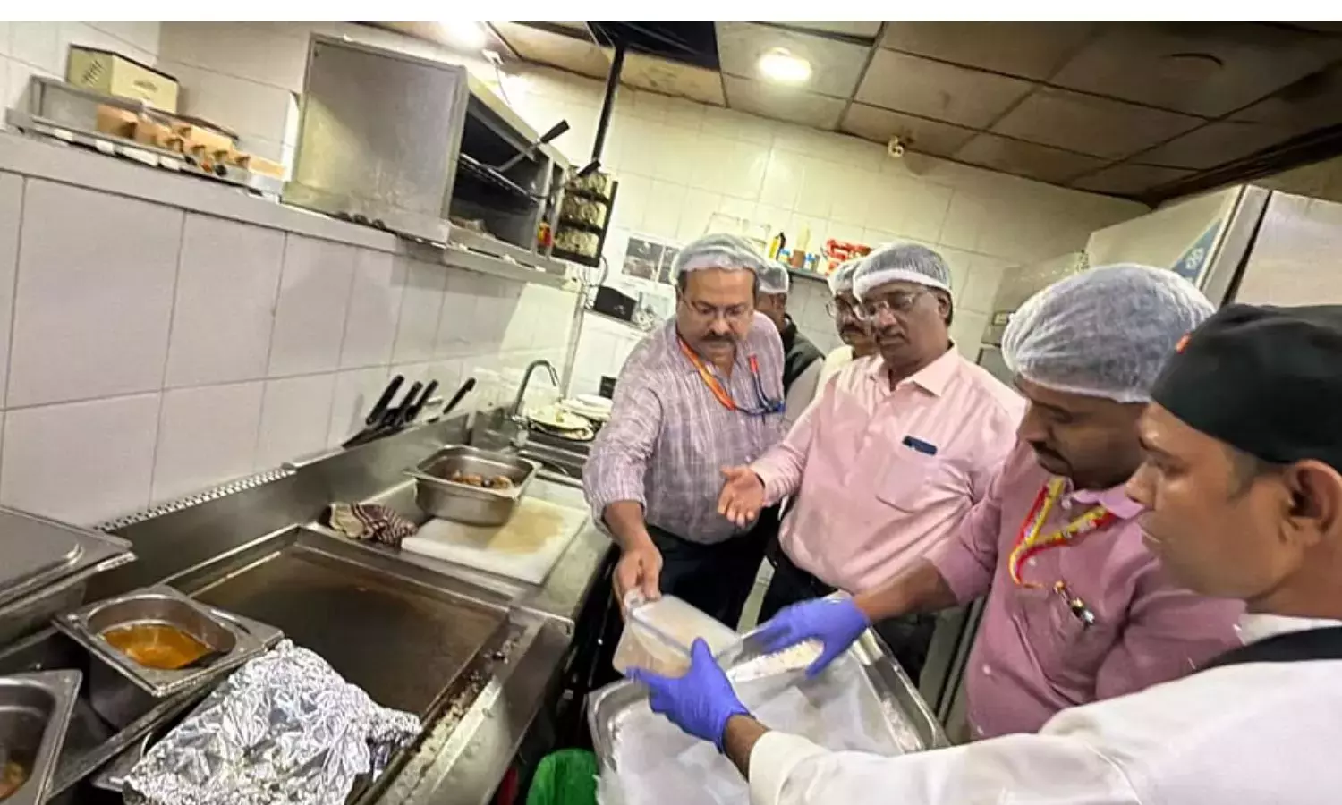 बेंगलुरु मैकडॉनल्ड्स आउटलेट में असुरक्षित खाद्य सामग्री मिलने पर 3 रसोई जब्त की गईं बेंगलुरु मैकडॉनल्ड्स आउटलेट में असुरक्षित खाद्य सामग्री मिलने पर 3 रसोई जब्त की गईं