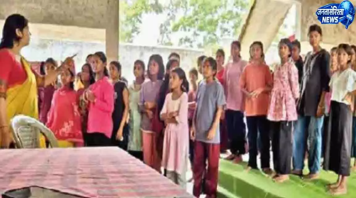 खमरिया गर्ल्स हॉस्टल में गंभीर आरोप, गार्ड पर वर्दी धुलवाने और मालिश कराने की शिकायत खमरिया गर्ल्स हॉस्टल में गंभीर आरोप, गार्ड पर वर्दी धुलवाने और मालिश कराने की शिकायत