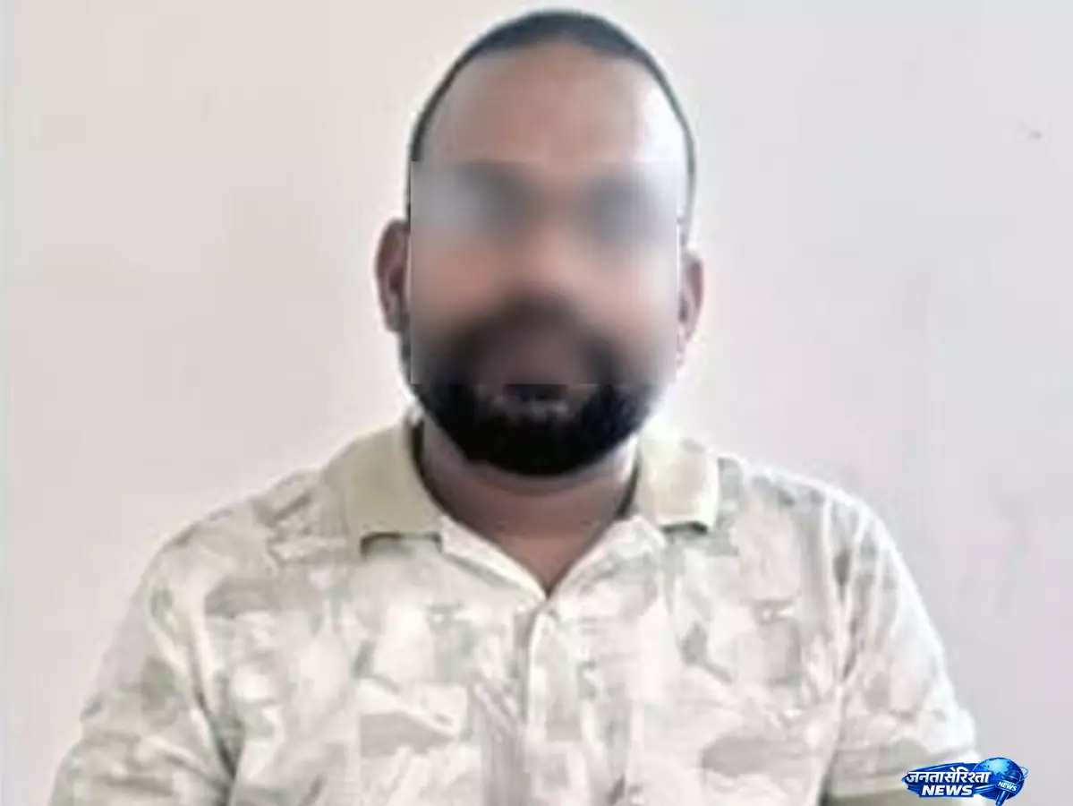 मुकदमे की धमकी देकर मांगी रिश्वत क्लर्क रंगे हाथ गिरफ्तार मुकदमे की धमकी देकर मांगी रिश्वत क्लर्क रंगे हाथ गिरफ्तार