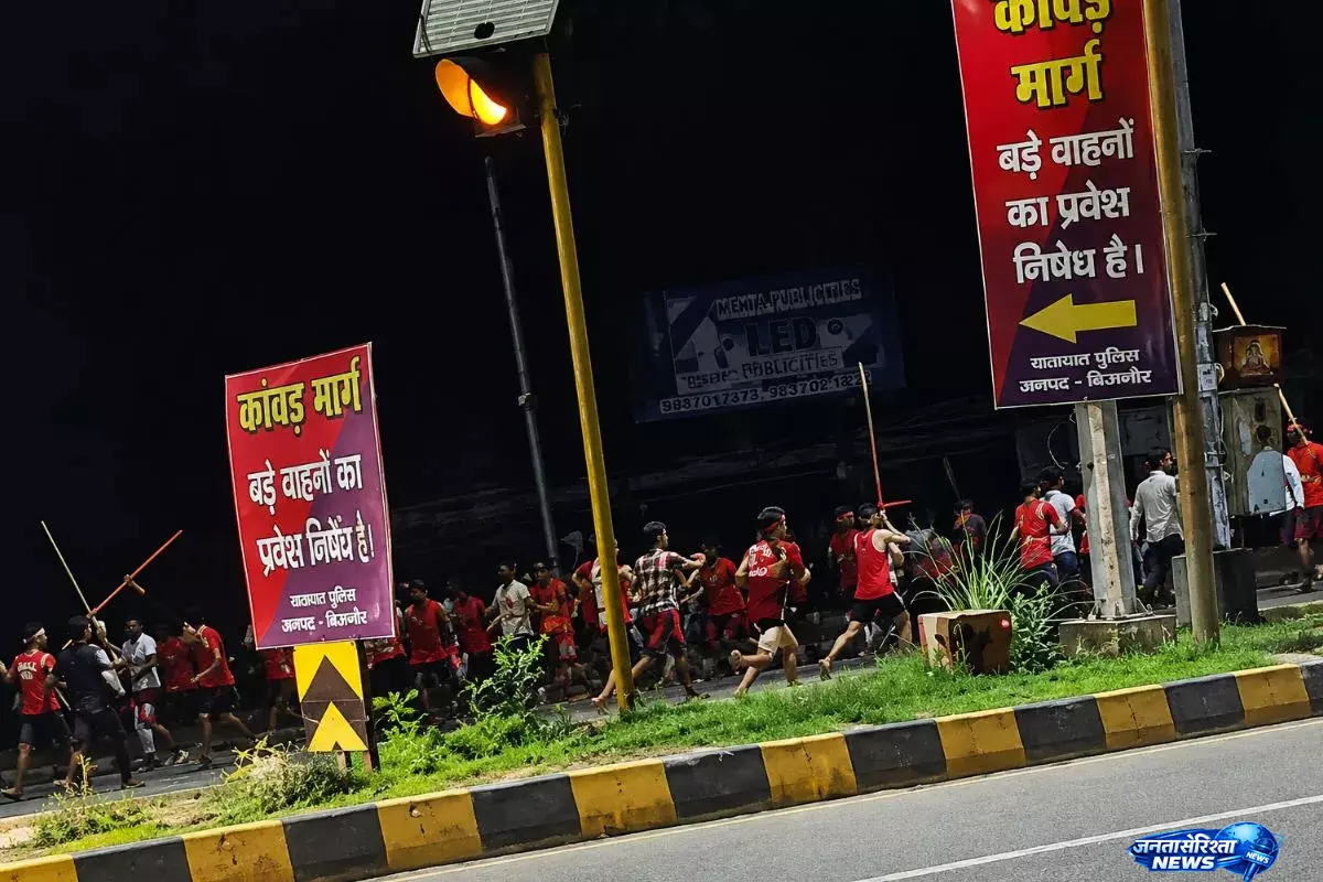 रामपुर संभल के कांवड़िए भिड़े हाईवे पर जमकर चले डंडे रामपुर संभल के कांवड़िए भिड़े हाईवे पर जमकर चले डंडे