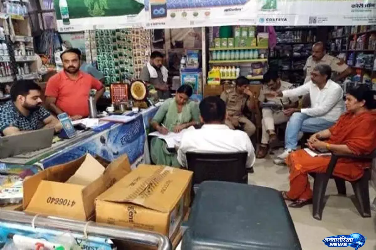 सीएम फ्लाइंग की कार्रवाई यूरिया खाद की कालाबाजारी पकड़ी सीएम फ्लाइंग की कार्रवाई यूरिया खाद की कालाबाजारी पकड़ी