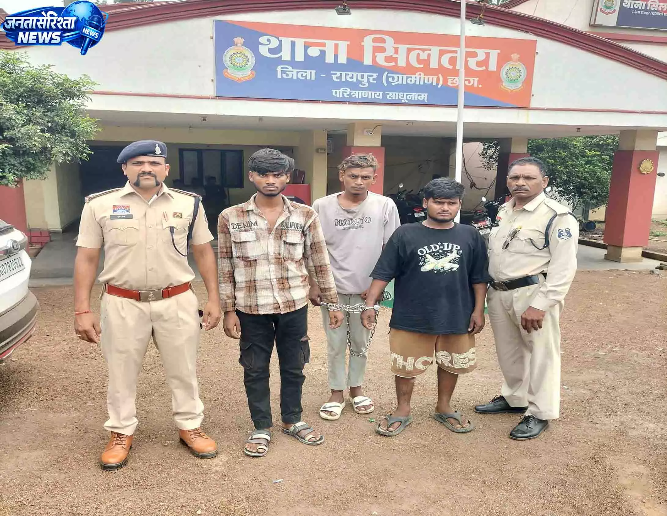 चाकू अड़ाकर 22,500 की लूट, हिस्ट्रीशीटर समेत 3 गिरफ्तार चाकू अड़ाकर 22,500 की लूट, हिस्ट्रीशीटर समेत 3 गिरफ्तार