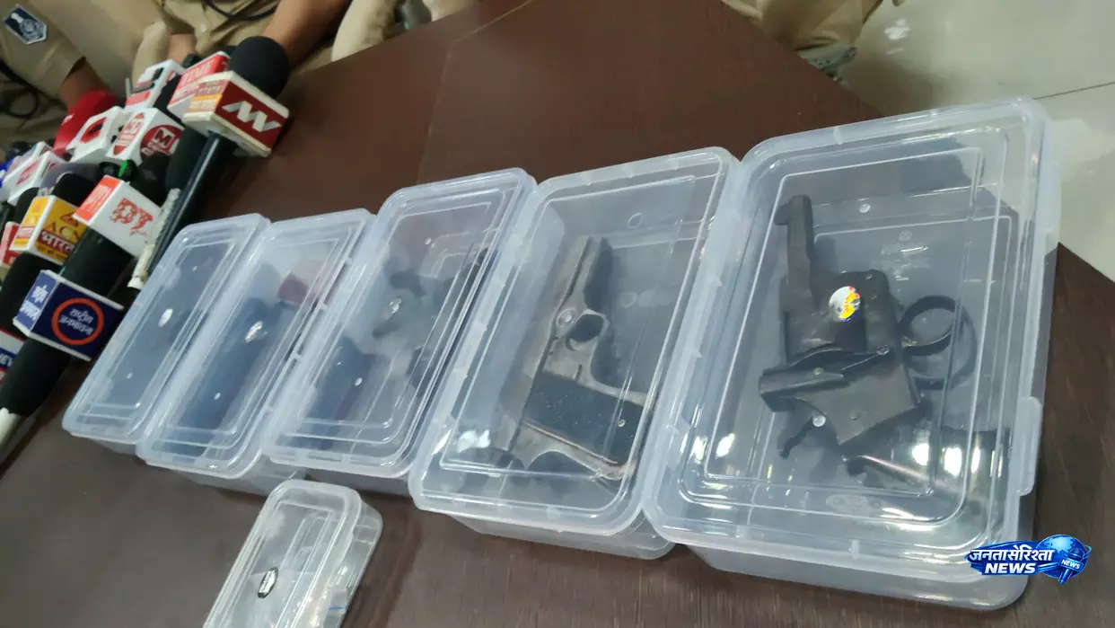 इंदौर में बड़ा खुलासा पार्टी से पहले 5 हथियार जब्त इंदौर में बड़ा खुलासा पार्टी से पहले 5 हथियार जब्त