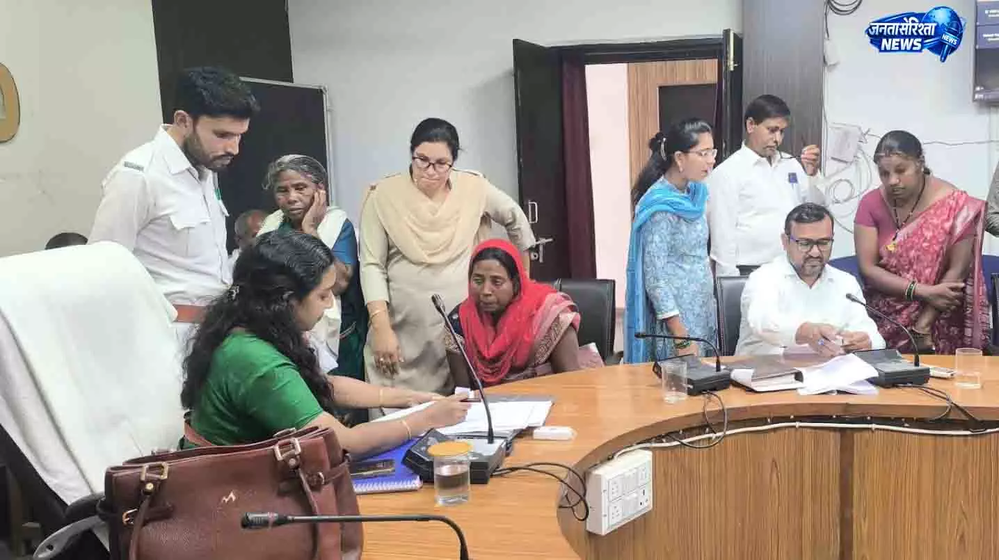 जिला पंचायत CEO अनुपमा आनंद ने कलेक्टर जनदर्शन में आमजनों की सुनी समस्याएं जिला पंचायत CEO अनुपमा आनंद ने कलेक्टर जनदर्शन में आमजनों की सुनी समस्याएं