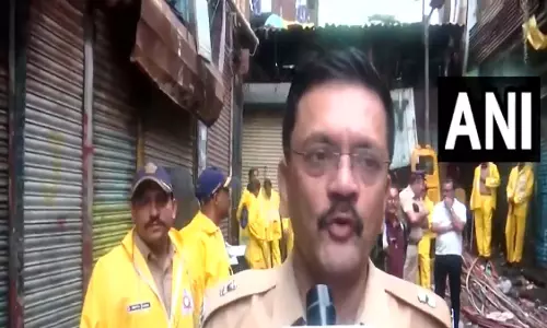 घाटकोपर लैंडस्लाइड में दो लोगों की मौत और 4 से 5 लोगों के फंसे होने की आशंका घाटकोपर लैंडस्लाइड में दो लोगों की मौत और 4 से 5 लोगों के फंसे होने की आशंका