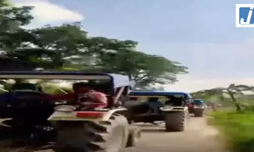 अनोखी बारात: दूल्हे राजा ने थामी ट्रैक्टर की स्टेयरिंग, देखने सड़क पर जुटे लोग अनोखी बारात: दूल्हे राजा ने थामी ट्रैक्टर की स्टेयरिंग, देखने सड़क पर जुटे लोग
