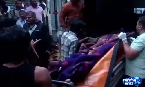 कुर्ला में भारी बारिश के बीच भूस्खलन से हड़कंप 4 से 5 लोगों के दबे होने की आशंका कुर्ला में भारी बारिश के बीच भूस्खलन से हड़कंप 4 से 5 लोगों के दबे होने की आशंका