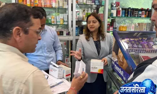 मसूरी में मेडिकल स्टोरों पर छापा एक्सपायर दवाएं मिलने से मचा हड़कंप मसूरी में मेडिकल स्टोरों पर छापा एक्सपायर दवाएं मिलने से मचा हड़कंप