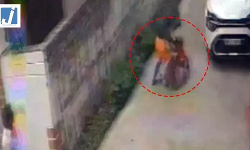 मां तो मां है! बेटे ने सरेराह पीटा, पुलिस से बोली बुजुर्ग- कार्रवाई मत करो, बीमार पड़ने पर वही डॉक्टर के पास ले जाता है