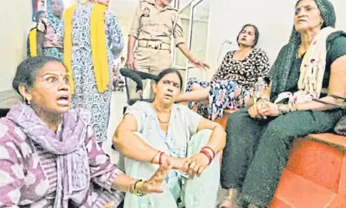 अस्पताल में एक्सरे मशीन गिरने से मरीज की मौत, परिजनों ने लगाया लापरवाही का आरोप अस्पताल में एक्सरे मशीन गिरने से मरीज की मौत, परिजनों ने लगाया लापरवाही का आरोप