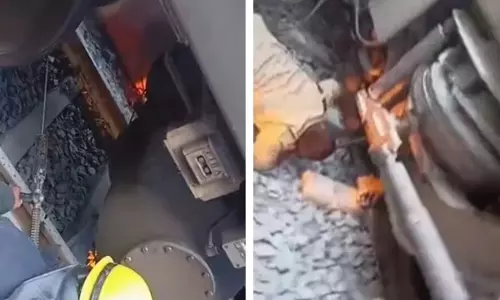 कोसी एक्सप्रेस बर्निंग ट्रेन बनने से बची, एसी बोगी में आग लगते ही यात्रियों में मची अफरातफरी कोसी एक्सप्रेस बर्निंग ट्रेन बनने से बची, एसी बोगी में आग लगते ही यात्रियों में मची अफरातफरी
