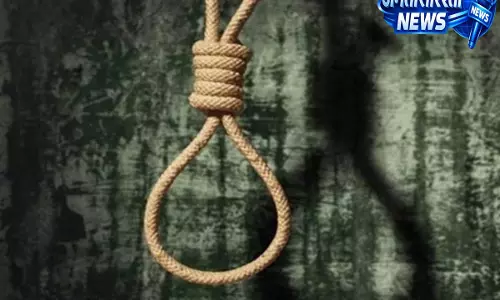 छत की कुंडी में लटका मिला युवक का शव मौके पर पहुंची पुलिस छत की कुंडी में लटका मिला युवक का शव मौके पर पहुंची पुलिस