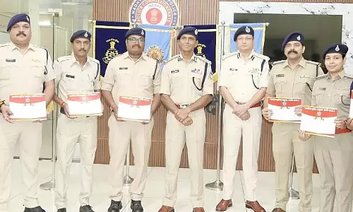 इंदौर में 19 पुलिसकर्मी सम्मानित, लूटकांड सुलझाने वाली पलासिया टीम को मिला पुरस्कार इंदौर में 19 पुलिसकर्मी सम्मानित, लूटकांड सुलझाने वाली पलासिया टीम को मिला पुरस्कार