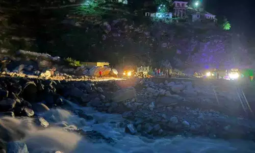 तमक नाले में ह्यूम पाइप डालकर अस्थाई मोटर मार्ग तैयार, वाहनों की आवाजाही हुई सुचारु तमक नाले में ह्यूम पाइप डालकर अस्थाई मोटर मार्ग तैयार, वाहनों की आवाजाही हुई सुचारु