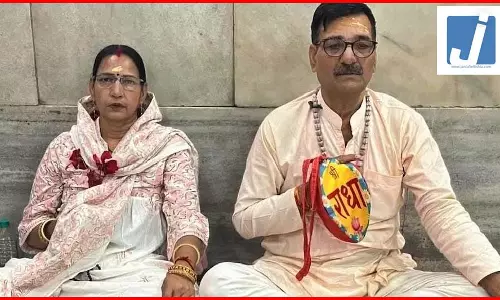 पूजा सामग्री विसर्जित करते समय नदी में डूबे दंपती, ऐसे तेज धारा में समा गए पूजा सामग्री विसर्जित करते समय नदी में डूबे दंपती, ऐसे तेज धारा में समा गए