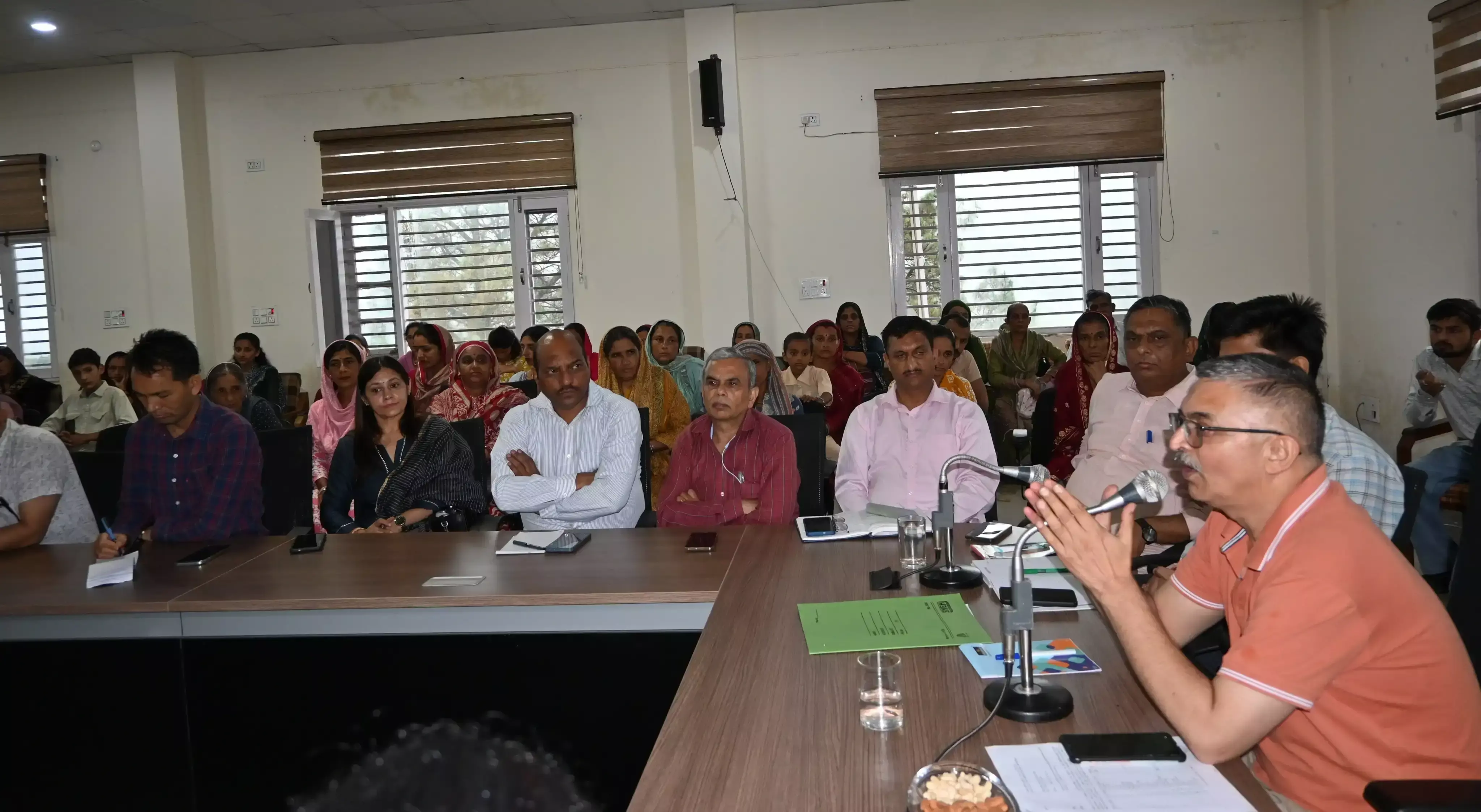 Nahan: नाहन में बीपीएल परिवारों से संवाद, विधायक अजय सोलंकी ने जानी समस्याएं