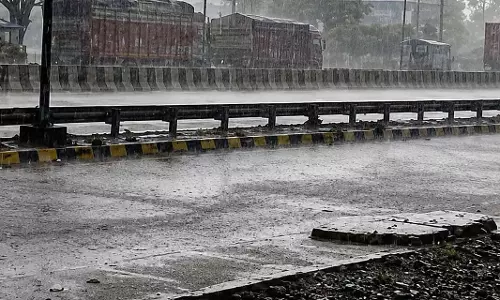 मंदसौर में झमाझम बारिश से जनजीवन प्रभावित, चौरसिया कॉलोनी में घरों में घुसा पानी मंदसौर में झमाझम बारिश से जनजीवन प्रभावित, चौरसिया कॉलोनी में घरों में घुसा पानी
