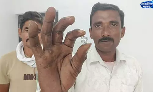 पन्ना में किसान को मिला 19.68 कैरेट का हीरा, कीमत 40 लाख से अधिक पन्ना में किसान को मिला 19.68 कैरेट का हीरा, कीमत 40 लाख से अधिक