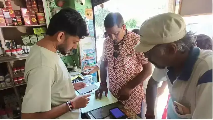 Jalpaiguri: किसानों को राहत दिलाने के लिए खाद कालाबाजारी के खिलाफ भाजपा का अभियान Jalpaiguri: किसानों को राहत दिलाने के लिए खाद कालाबाजारी के खिलाफ भाजपा का अभियान