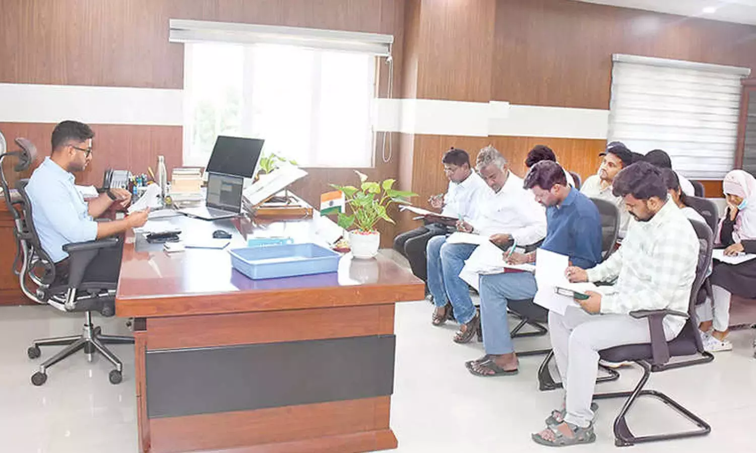 KMC कमिश्नर ने नागरिक कार्यों में तेज़ी लाने का आदेश दिया