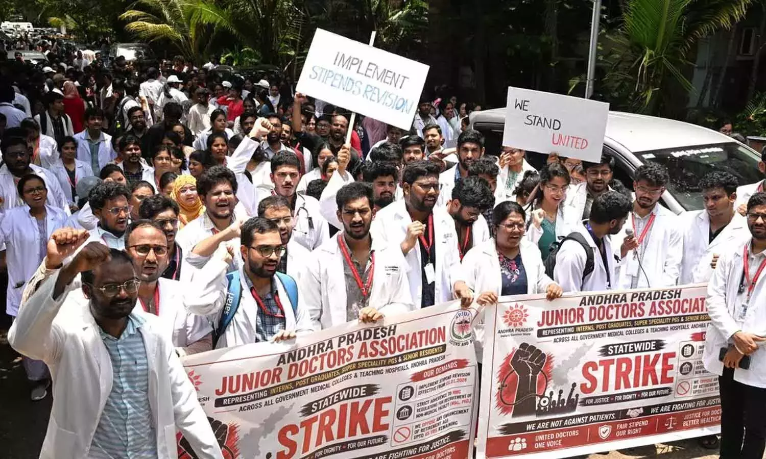 सरकार के साथ बातचीत टूटने के बाद AP के जूनियर डॉक्टर हड़ताल पर चले गए सरकार के साथ बातचीत टूटने के बाद AP के जूनियर डॉक्टर हड़ताल पर चले गए