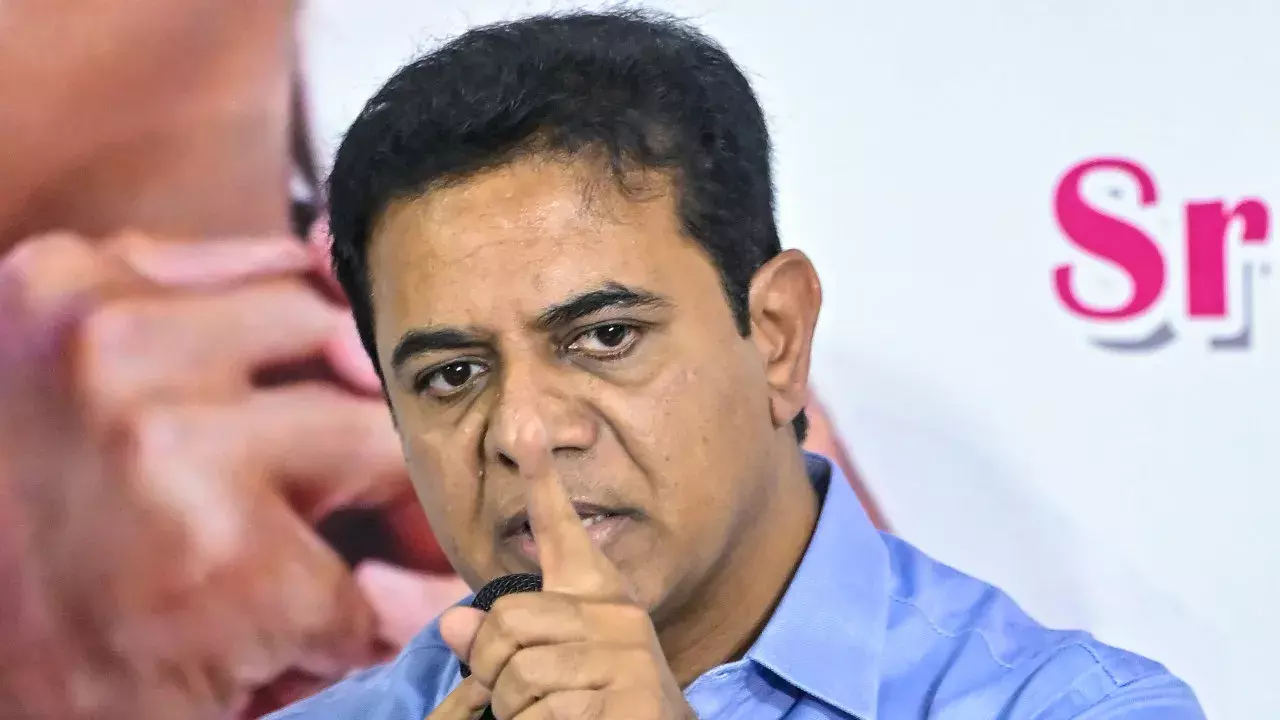 तेलंगाना राजनीति: BRS का दावा- CM के भाई से जुड़ी लैंड डील में बड़ा घोटाला तेलंगाना राजनीति: BRS का दावा- CM के भाई से जुड़ी लैंड डील में बड़ा घोटाला