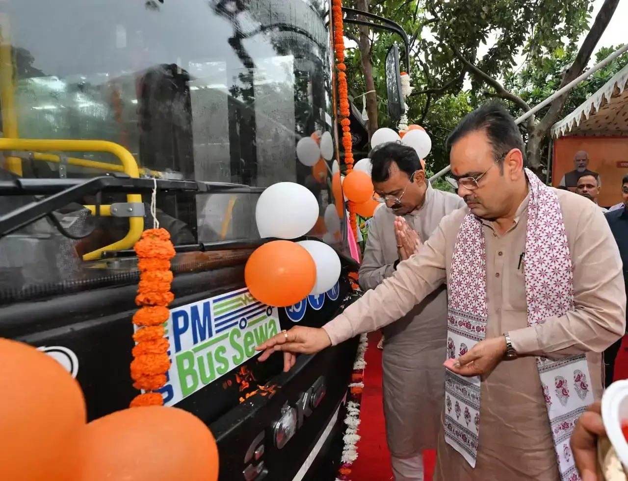 Jaipur: जयपुर को मिली 16 नई पीएम ई-बसें, सीएम भजनलाल शर्मा ने किया रवाना Jaipur: जयपुर को मिली 16 नई पीएम ई-बसें, सीएम भजनलाल शर्मा ने किया रवाना