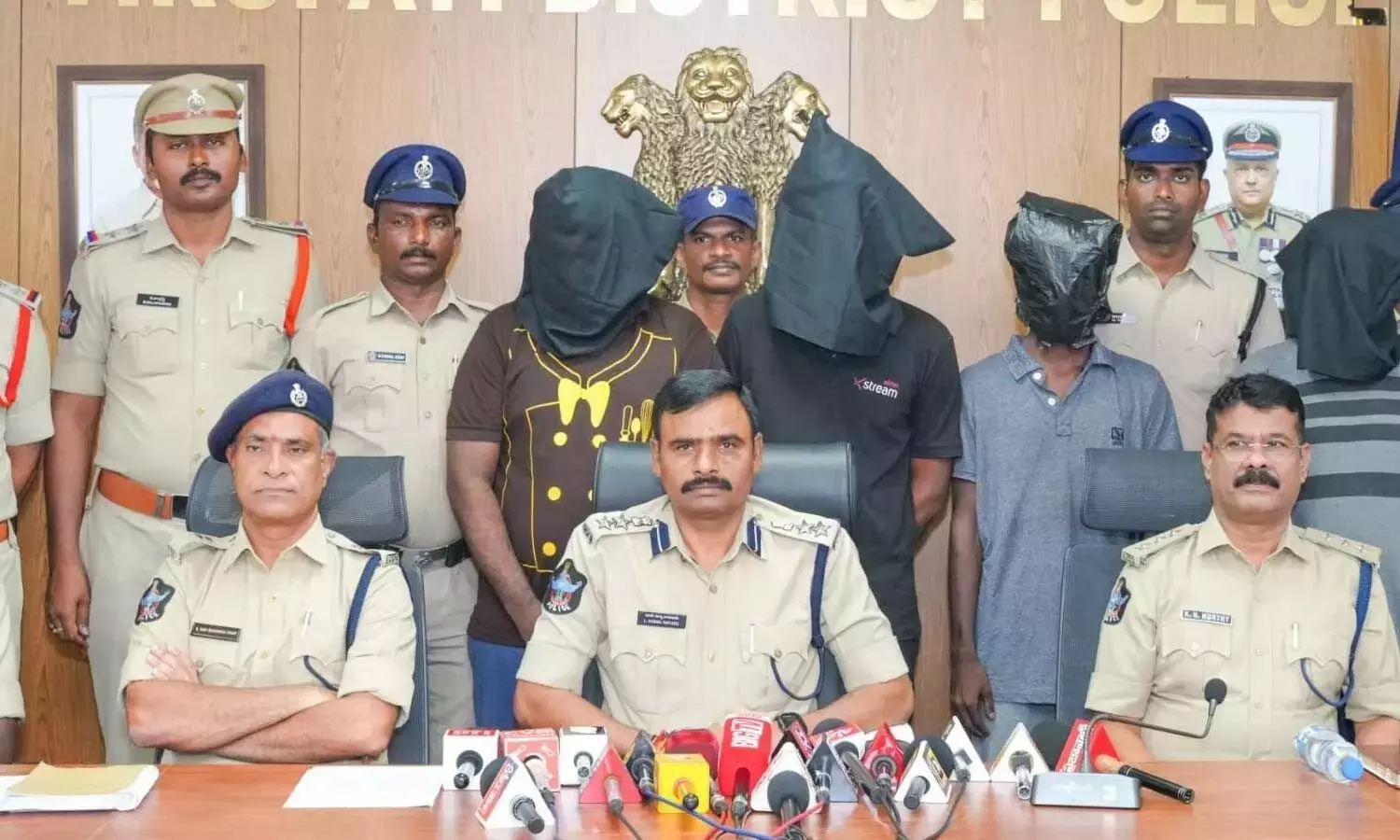 श्रीकालहस्ती हत्याकांड में 4 गिरफ्तार श्रीकालहस्ती हत्याकांड में 4 गिरफ्तार
