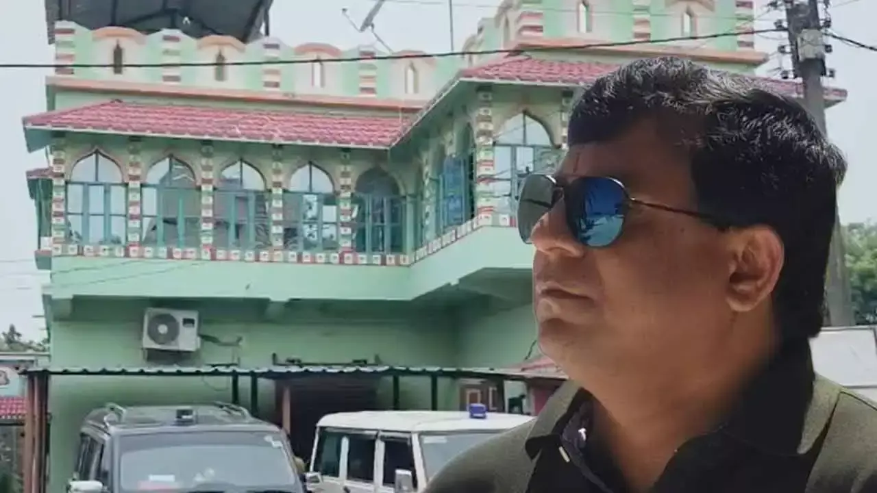 West Burdwan: शांतिनिकेतन में छापेमारी से मचा हड़कंप, सोनाझुरी के घर की जांच West Burdwan: शांतिनिकेतन में छापेमारी से मचा हड़कंप, सोनाझुरी के घर की जांच