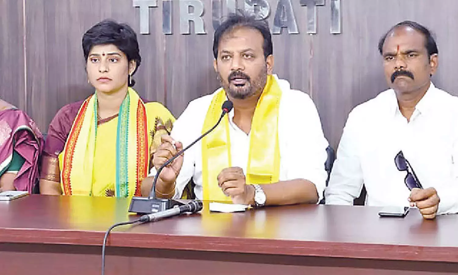 TUDA प्रमुख ने YSRCP विधायकों को इस्तीफा देने की चुनौती दी TUDA प्रमुख ने YSRCP विधायकों को इस्तीफा देने की चुनौती दी