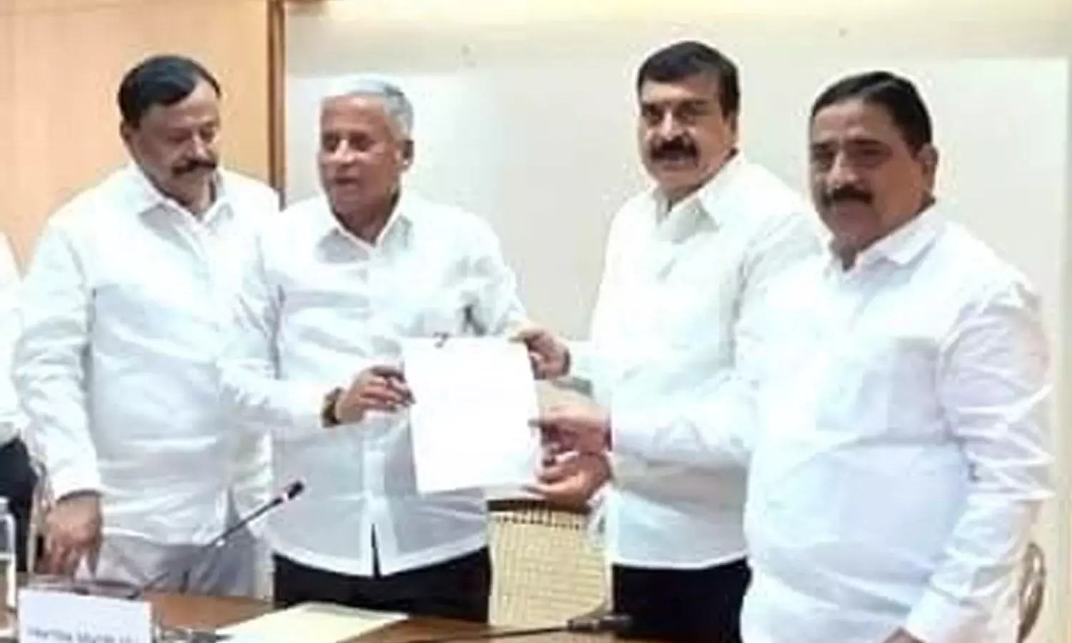 सोमन्ना ने रुके हुए कनेकल्लु रेलवे ब्रिज का काम तेज़ी से पूरा करने का आदेश दिया सोमन्ना ने रुके हुए कनेकल्लु रेलवे ब्रिज का काम तेज़ी से पूरा करने का आदेश दिया
