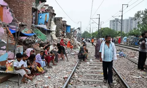 New Delhi: दिल्ली में झुग्गियों का होगा पुनर्वास, पात्र लोगों को दिए जाएंगे पक्के मकान
