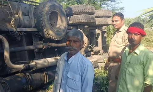 तेज रफ्तार ट्रक की टक्कर से महिला की मौत, हादसे के बाद सड़क पर मचा हड़कंप