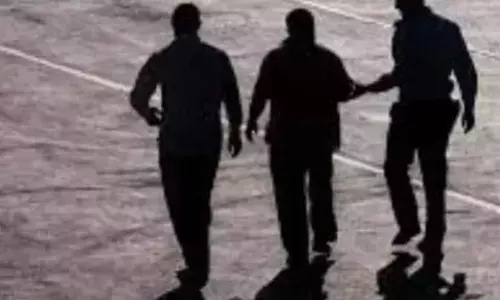 ऑनलाइन सट्टेबाजी और शराब की लत ने बढ़ाई आर्थिक परेशानी ऑनलाइन सट्टेबाजी और शराब की लत ने बढ़ाई आर्थिक परेशानी