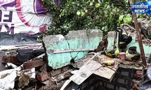 मुंबई के चिराग नगर में भारी बारिश के बीच भूस्खलन, छह की मौत, चार घायल मुंबई के चिराग नगर में भारी बारिश के बीच भूस्खलन, छह की मौत, चार घायल