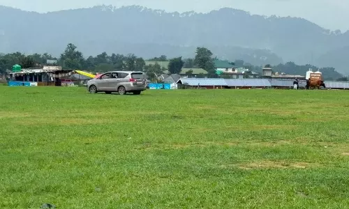 Palampur बीर-बिलिंग में पर्यटक गाड़ी से नुकसान