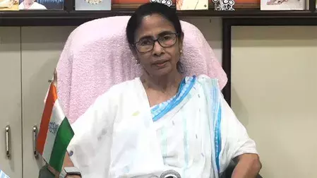 Kolkata में हंगामा: बिजयपुर मामले पर ममता बनर्जी को दिखाए काले झंडे Kolkata में हंगामा: बिजयपुर मामले पर ममता बनर्जी को दिखाए काले झंडे