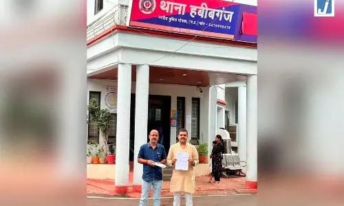 पॉश कॉलोनी में फुटपाथ चोरी, मामला पहुंचा थाने पॉश कॉलोनी में फुटपाथ चोरी, मामला पहुंचा थाने