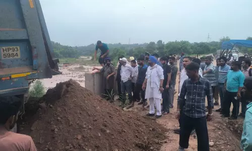 Solan पुल की देरी पर ग्रामीणों ने खुद बनाया रास्ता Solan पुल की देरी पर ग्रामीणों ने खुद बनाया रास्ता
