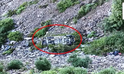 शव लेकर लौटते समय गाड़ी खाई में गिरी, चार लोगों की मौत 5 घायल शव लेकर लौटते समय गाड़ी खाई में गिरी, चार लोगों की मौत 5 घायल