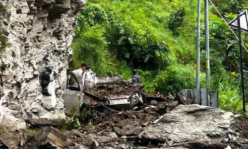 Kullu में भूस्खलन से वाहनों को भारी नुकसान Kullu में भूस्खलन से वाहनों को भारी नुकसान