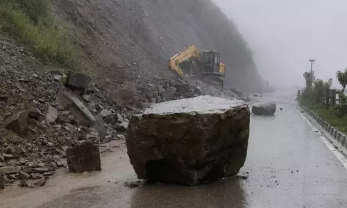 Himachal: मंडी में बारिश से सेवाओं पर असर, 82 सड़कें बंद Himachal: मंडी में बारिश से सेवाओं पर असर, 82 सड़कें बंद